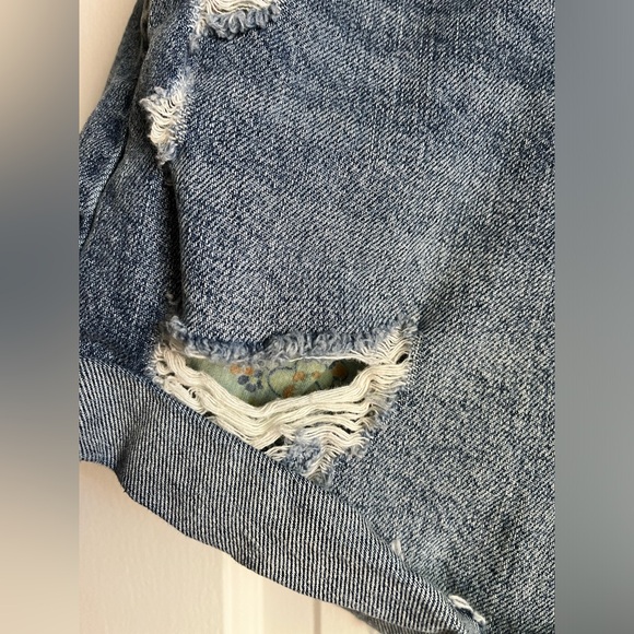 We The Free- NWOT CRVY Denim Shorts. Distressed w/ Rolled Hem & Floral Pockets. - Picture 5 of 5